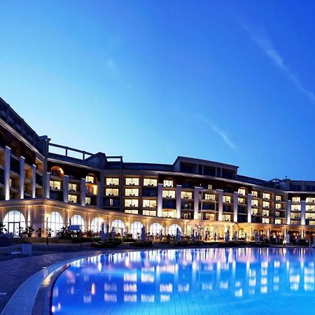 Lighthouse Golf & Spa Hotel Baltsjik Eksteriør bilde The hotel at night