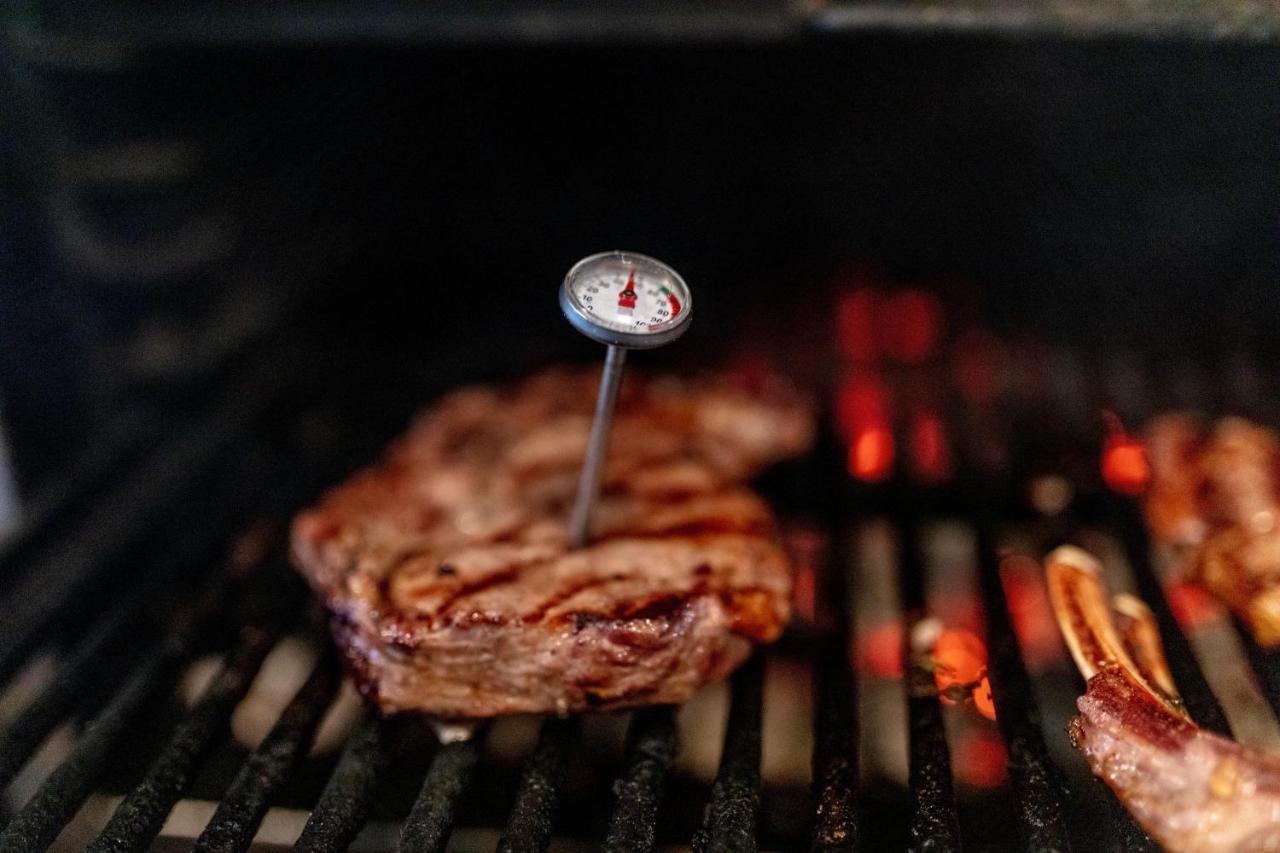 Lighthouse Golf & Spa Hotel Baltsjik Eksteriør bilde A meat thermometer in a steak