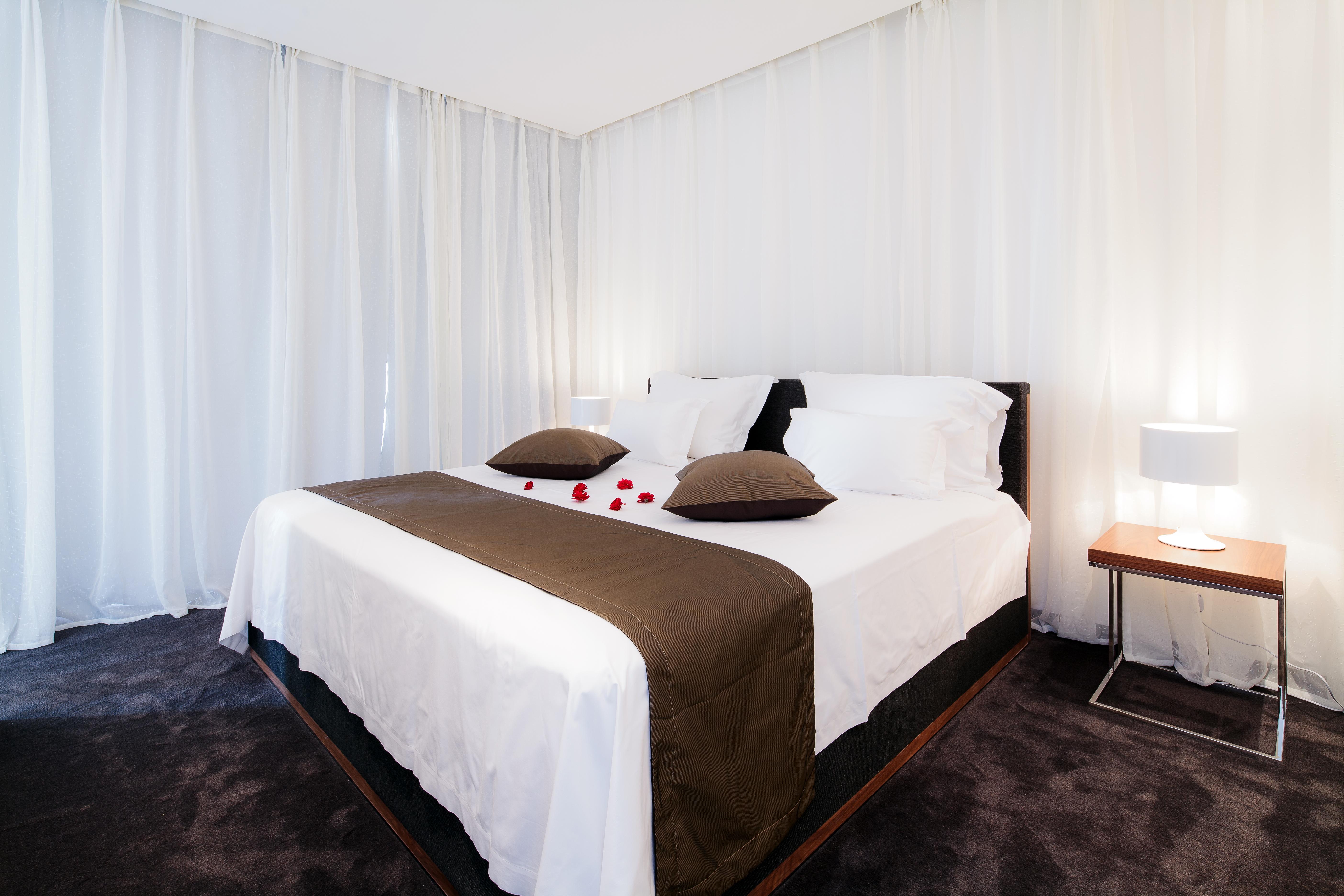 Lighthouse Golf & Spa Hotel Baltsjik Eksteriør bilde A bed with a bed runner