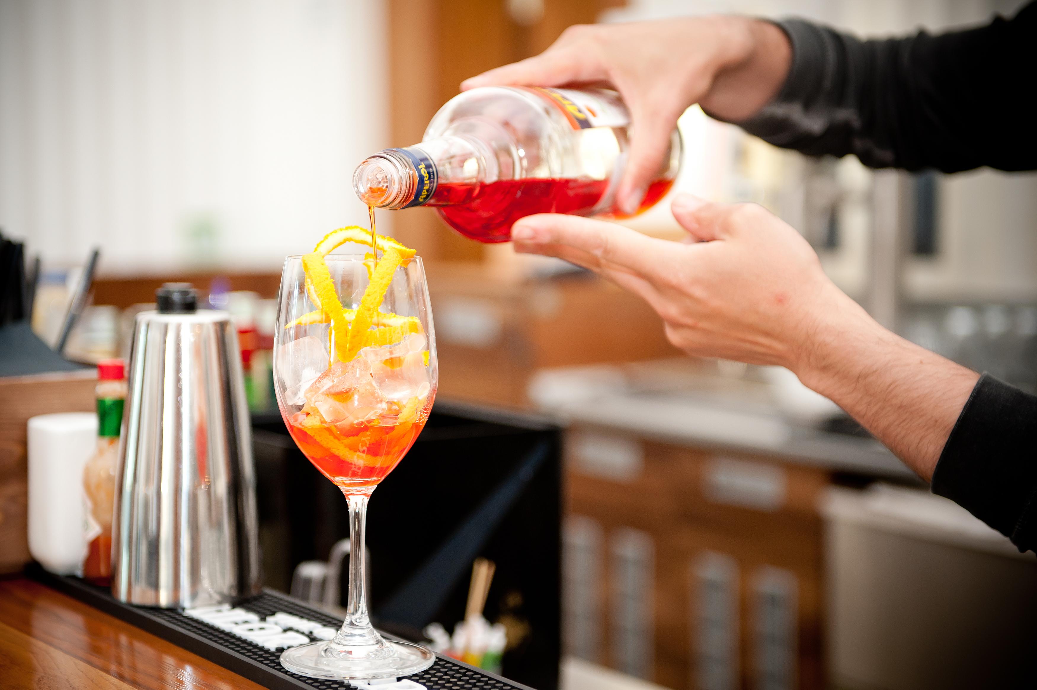 Lighthouse Golf & Spa Hotel Baltsjik Eksteriør bilde A bartender preparing a cocktail