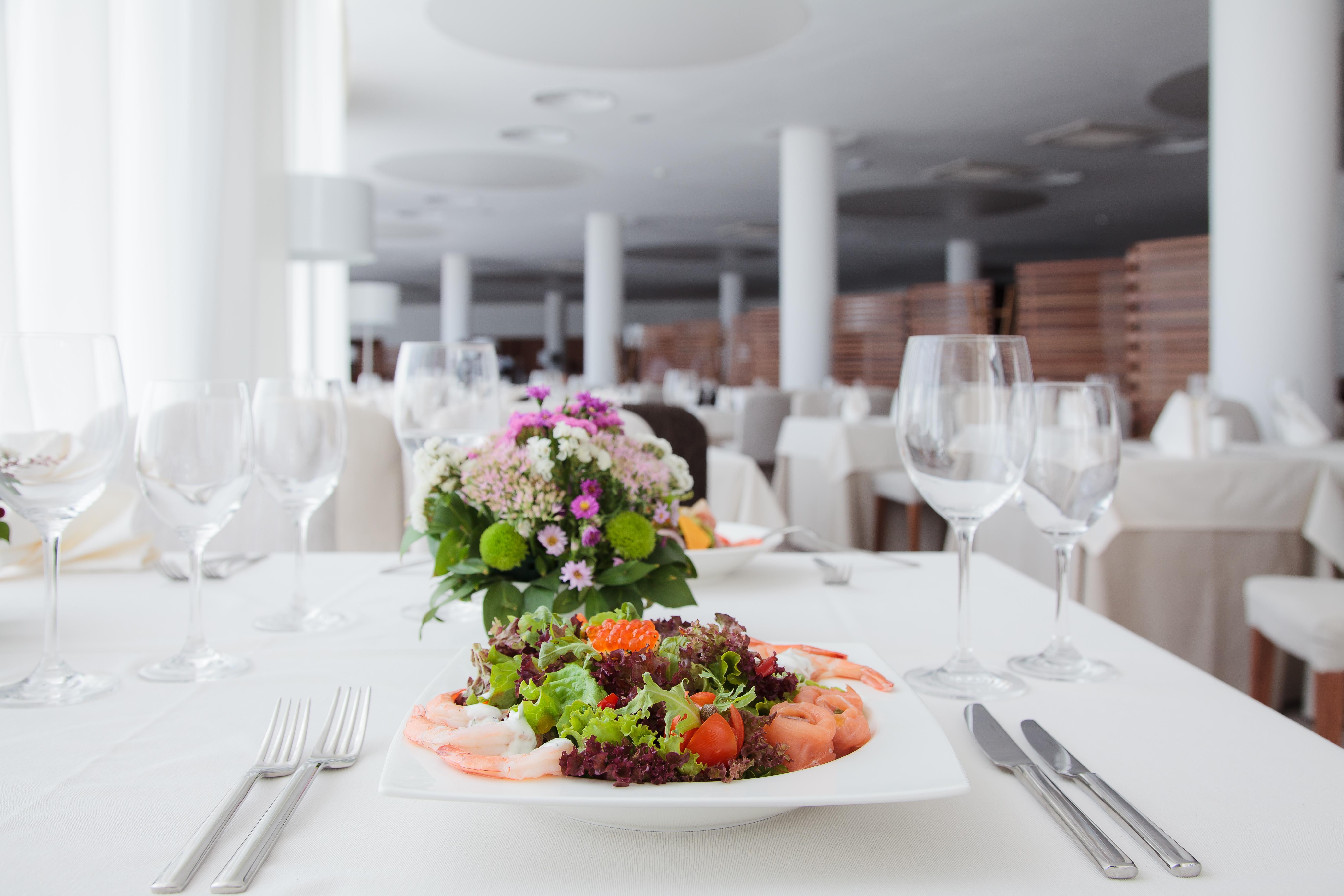 Lighthouse Golf & Spa Hotel Baltsjik Eksteriør bilde A salad on a plate