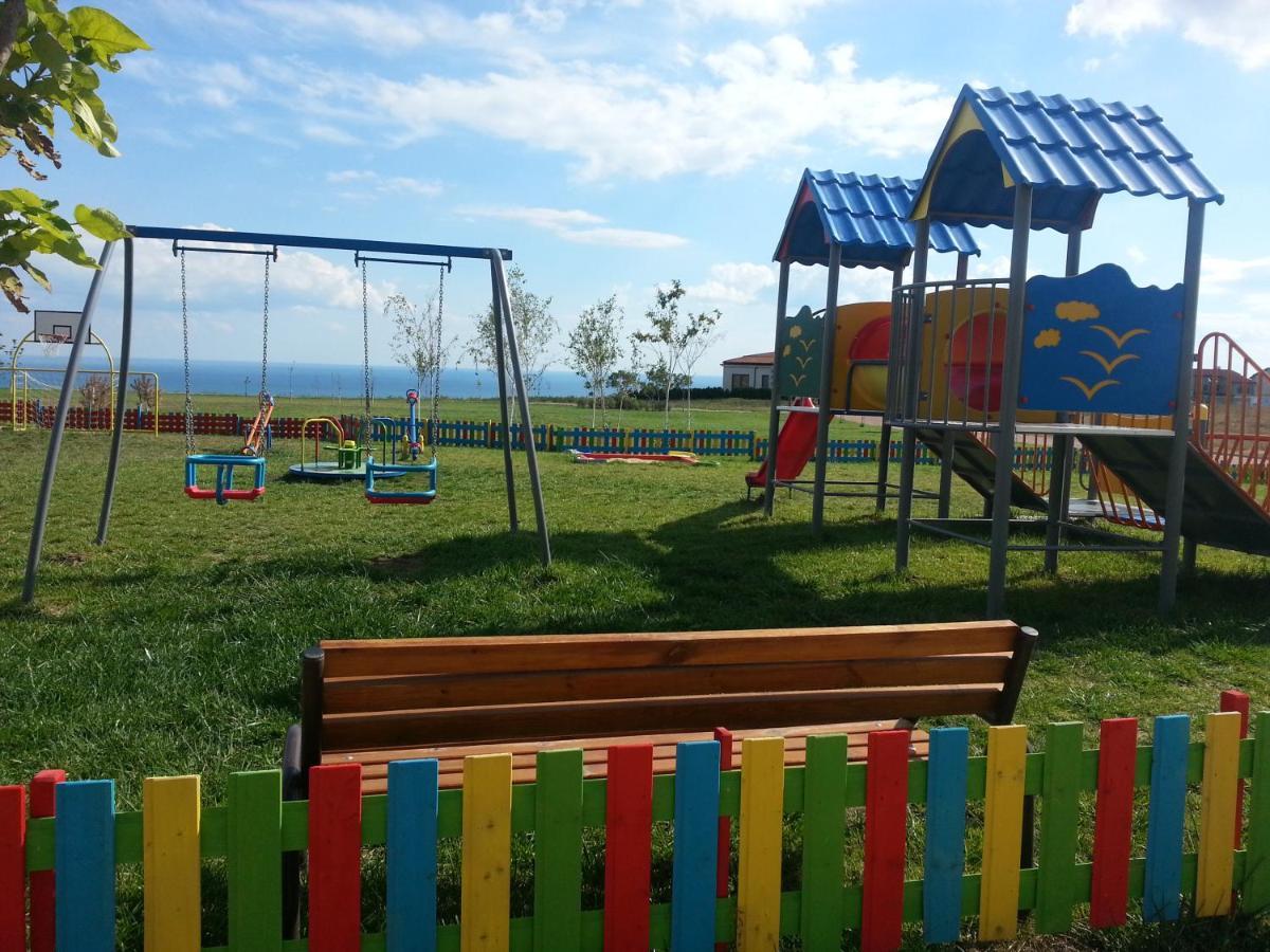 Lighthouse Golf & Spa Hotel Baltsjik Eksteriør bilde Playground in the village
