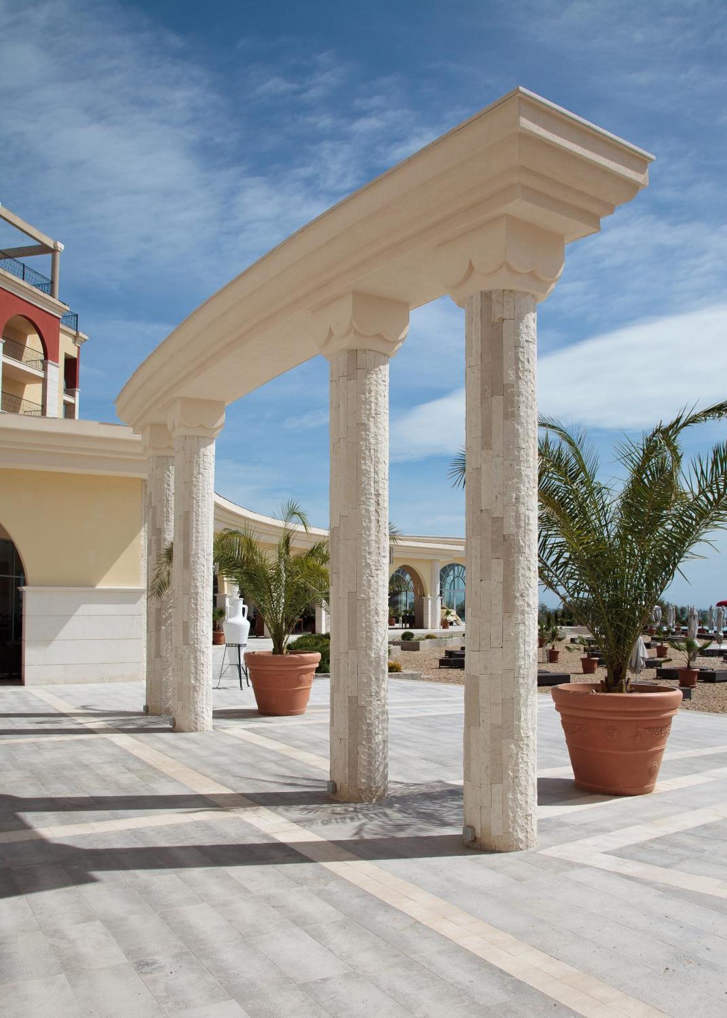 Lighthouse Golf & Spa Hotel Baltsjik Eksteriør bilde Columns made of limestone