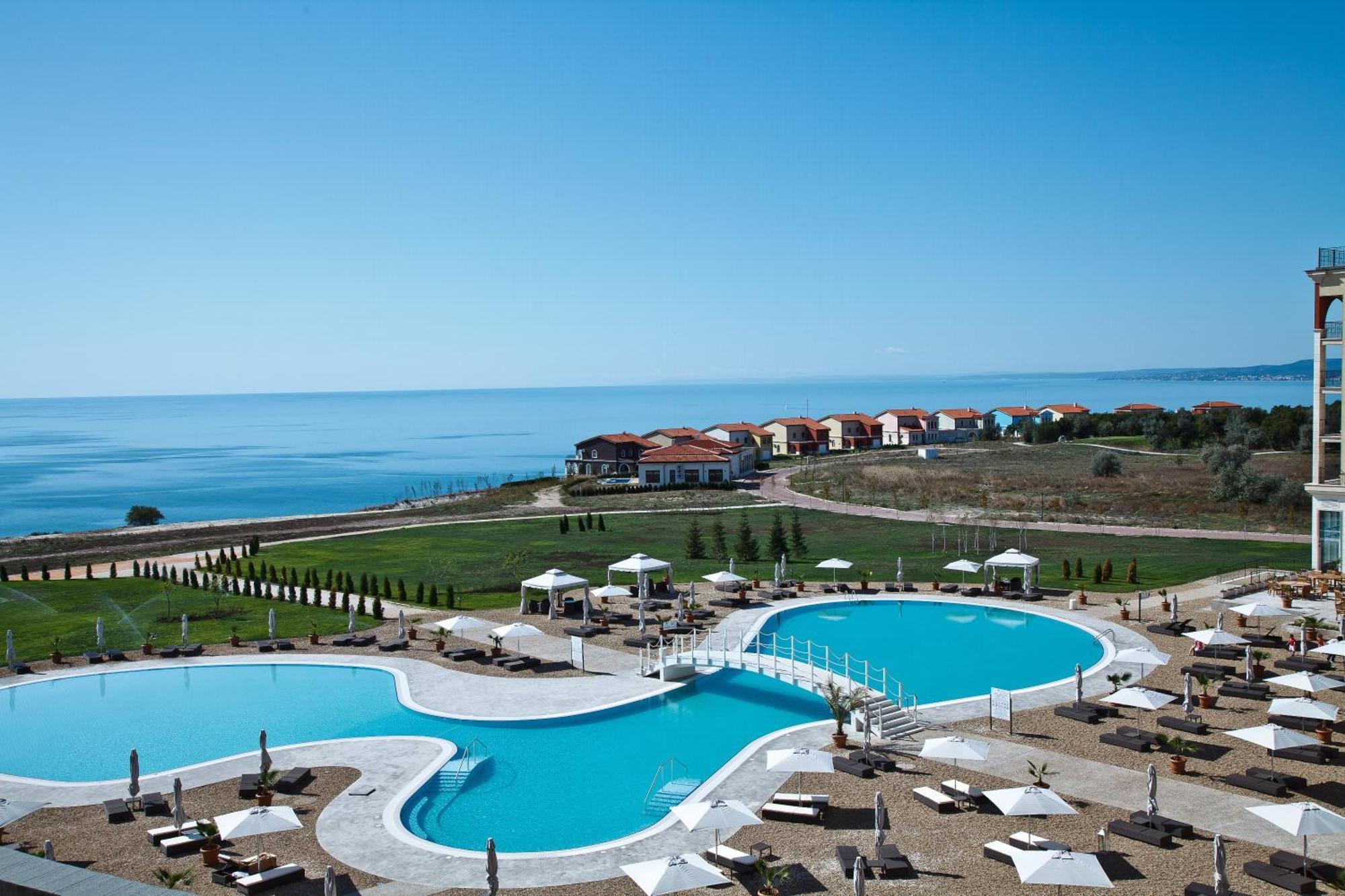Lighthouse Golf & Spa Hotel Baltsjik Eksteriør bilde View of the complex