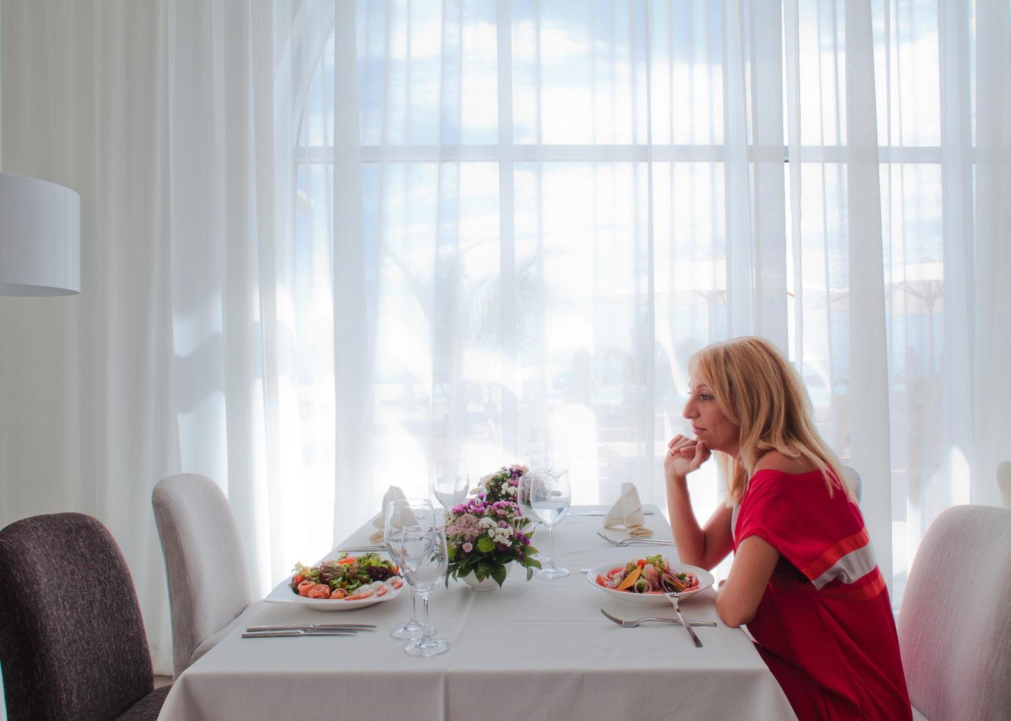 Lighthouse Golf & Spa Hotel Baltsjik Eksteriør bilde A woman at a restaurant