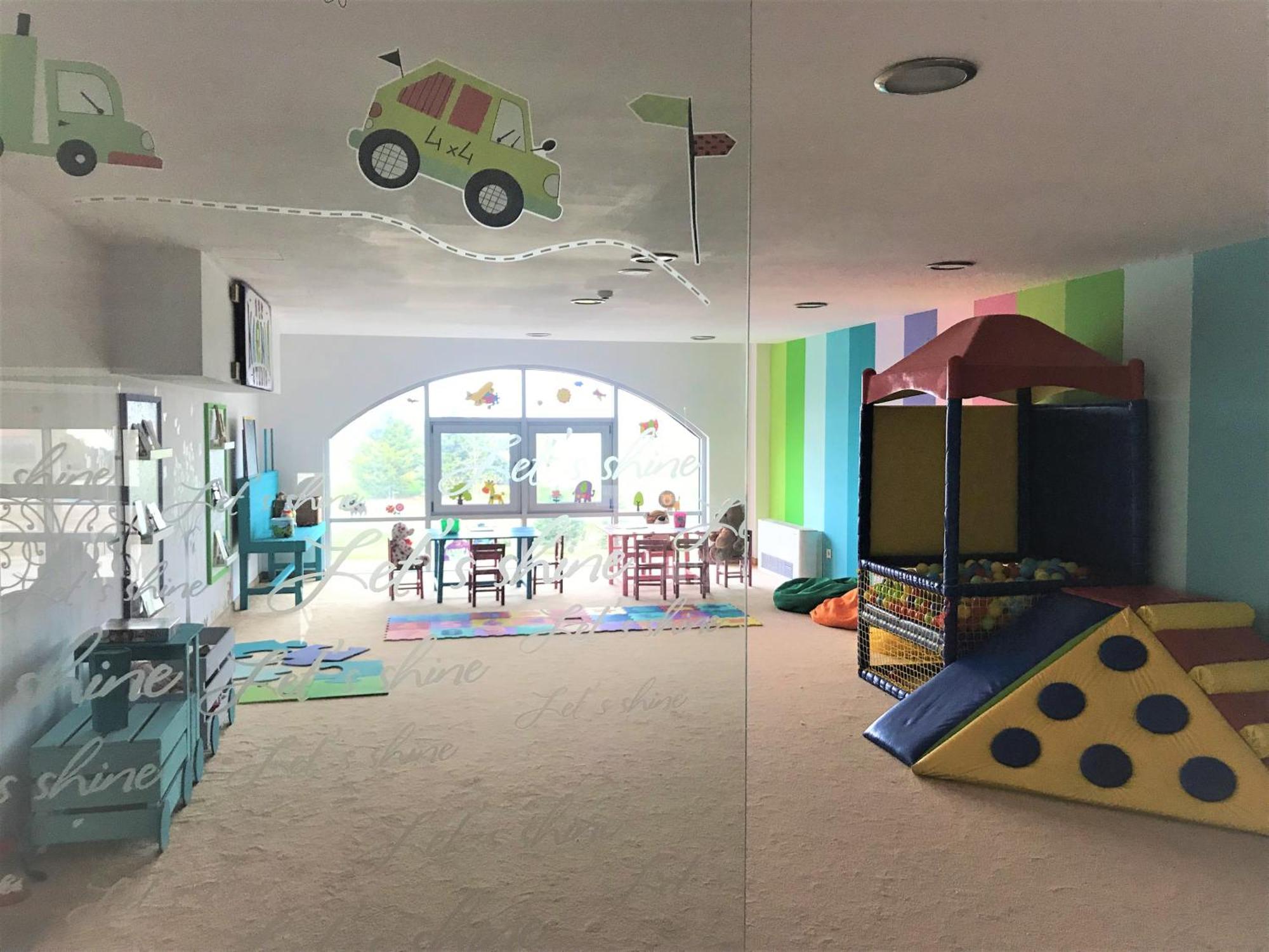 Lighthouse Golf & Spa Hotel Baltsjik Eksteriør bilde The interior of a typical nursery