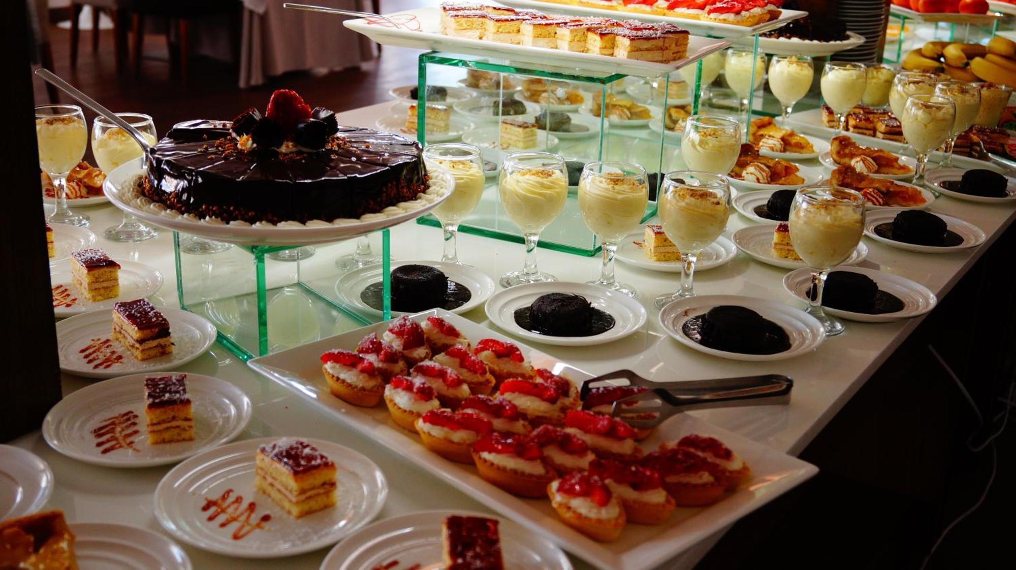 Lighthouse Golf & Spa Hotel Baltsjik Eksteriør bilde A dessert buffet