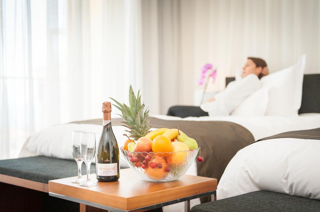 Lighthouse Golf & Spa Hotel Baltsjik Eksteriør bilde A fruit bowl in a hotel room