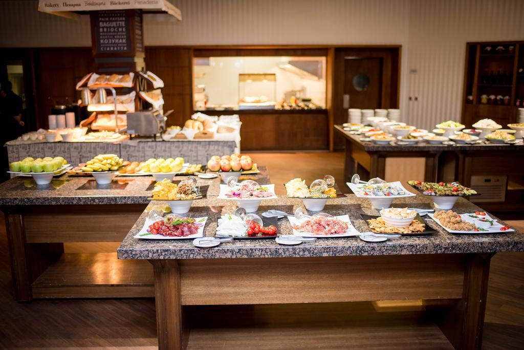 Lighthouse Golf & Spa Hotel Baltsjik Eksteriør bilde A buffet at a hotel