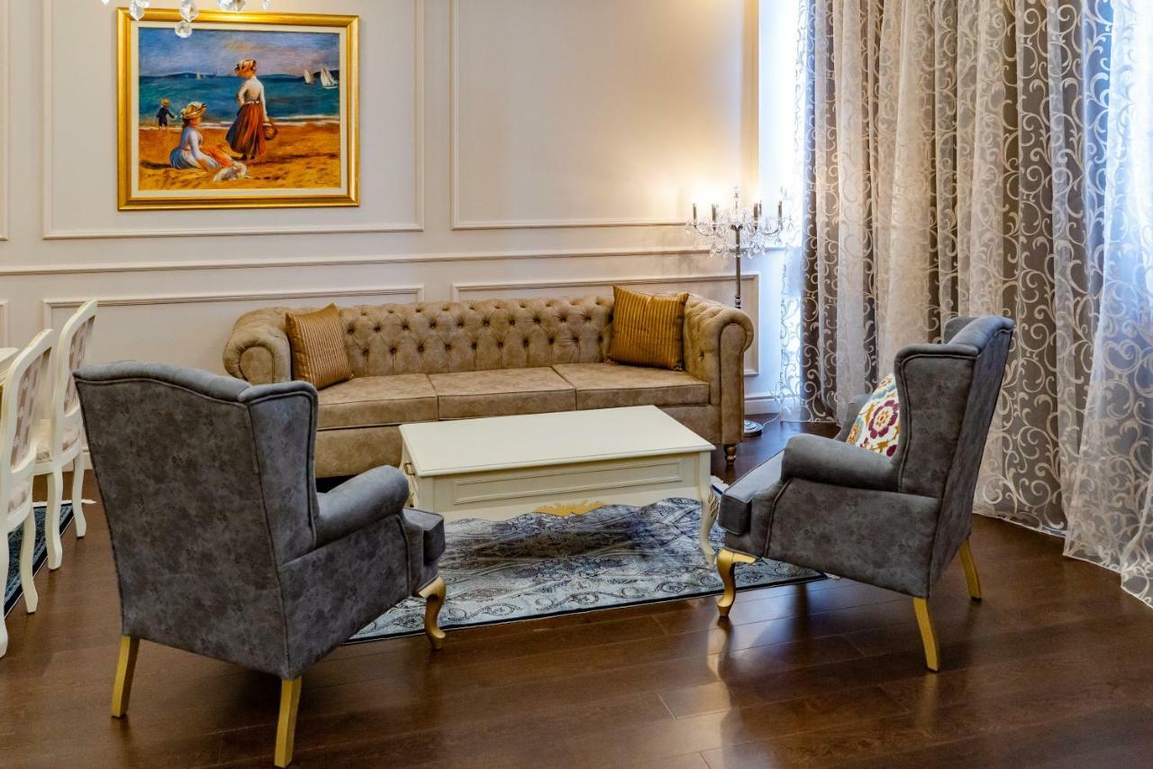Lighthouse Golf & Spa Hotel Baltsjik Eksteriør bilde A living room with a sofa and two armchairs