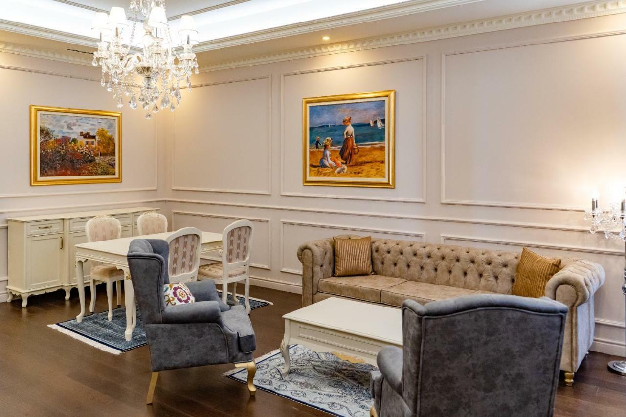Lighthouse Golf & Spa Hotel Baltsjik Eksteriør bilde A living room with wainscoting